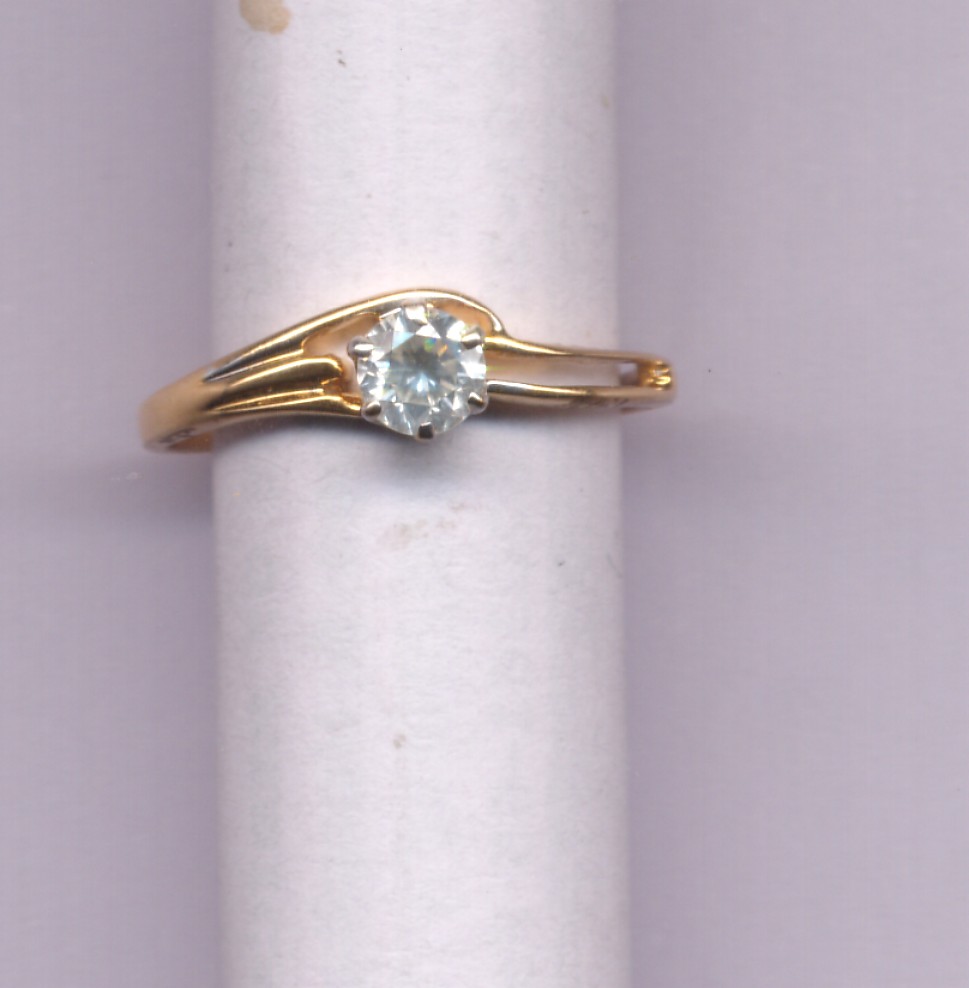 Beautiful 18 Kt Gold  Natural Diamond Ring